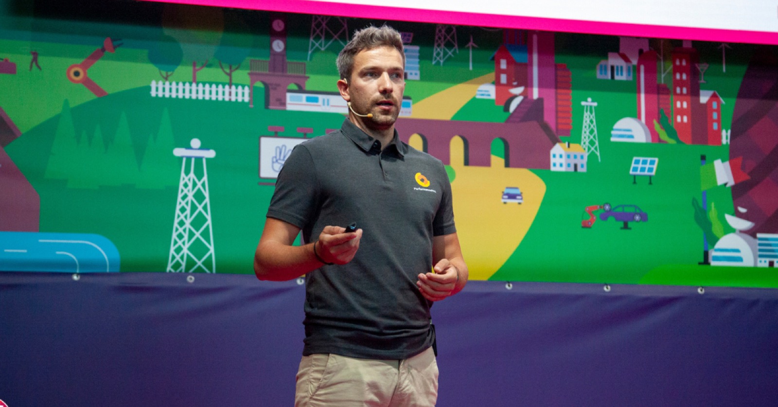 Fabio Faccin giving a talk on stage for PerformancePPC